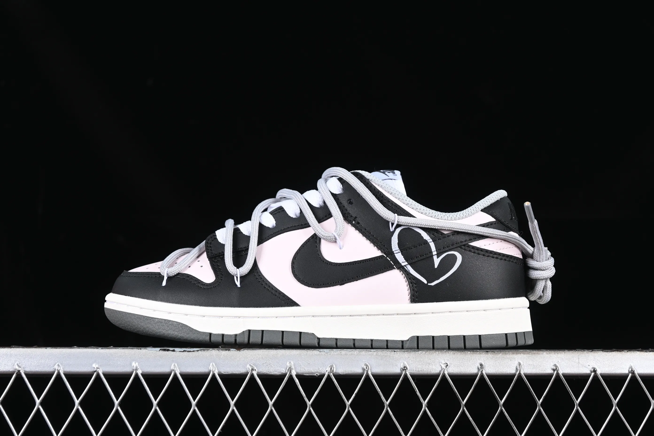 All Categories Nk SB Dunk Series Nk SB Dunk Low Low-top Sneakers Nk Dunk Low Sweetheart Hot Girl Valentine's Day Black Pink SB Strap Low-top Casual Sneakers DD1503-117